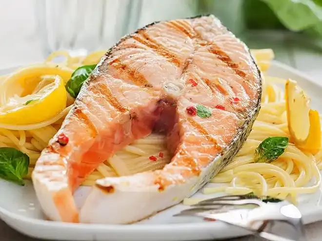 Pavé de saumon grillé sur lit de spaghettis, servi au restaurant Le Pari's à Orléans