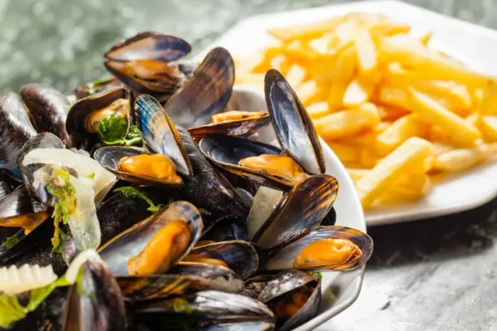 Moules marinières et frites, une spécialité du Pari's à Orléans