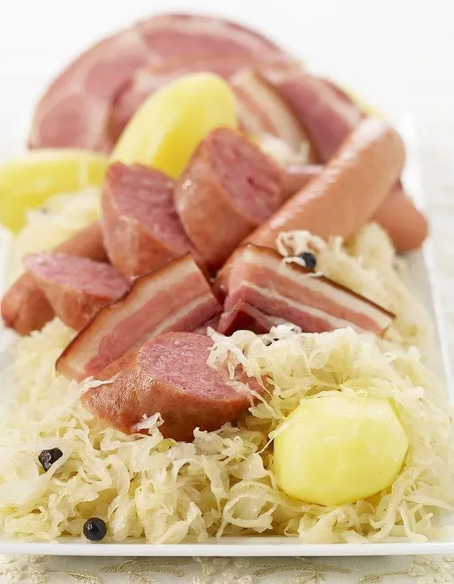 Choucroute garnie préparée au Pari's, bar-restaurant à Orléans