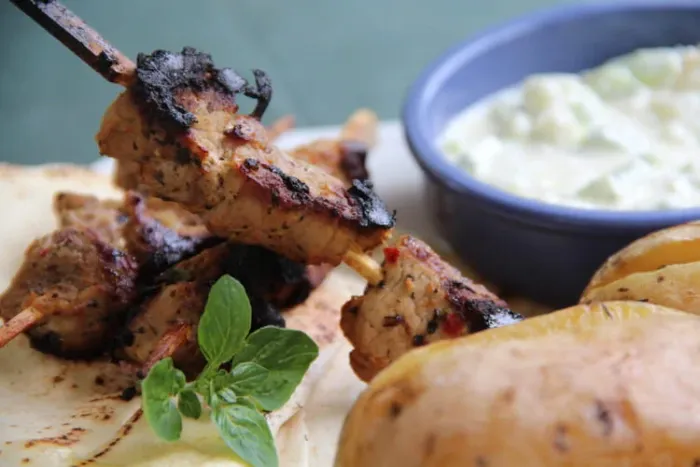 Brochettes grillées et sauce tzatziki, plat du restaurant Le Pari's à Orléans