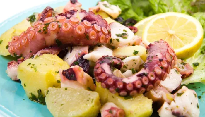 Salade de poulpe grillé et pommes de terre, servie au Pari's à Orléans